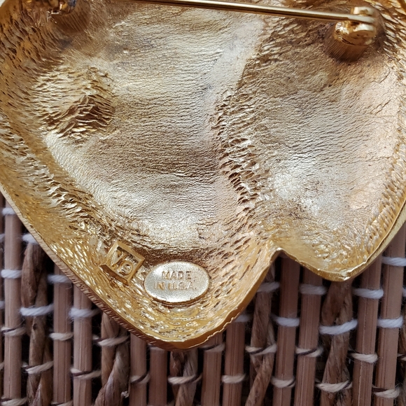 BOLD! Vogue Les Bernard Pin Brooch 1980s Gold Tone Fish w/Green Eye. Made in USA - Picture 4 of 7